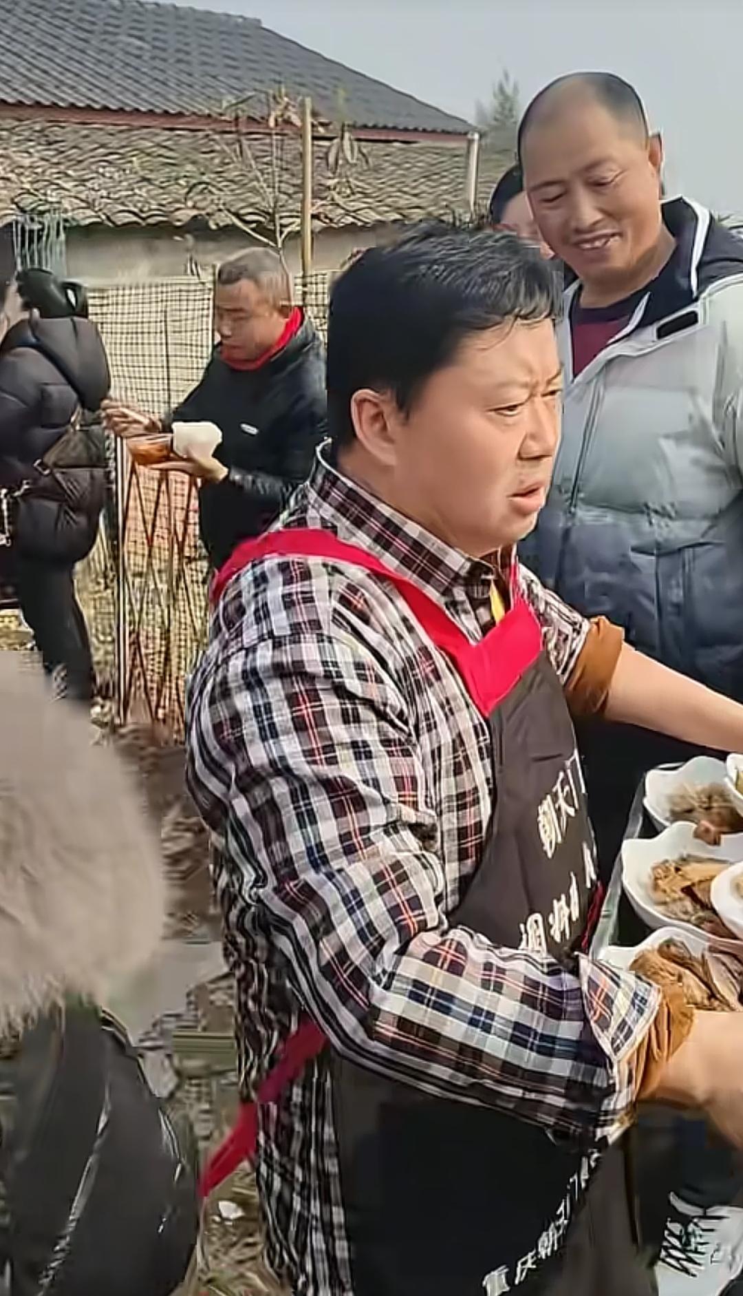 合川文旅这场饭局，摆得实在高明。

1月12日晚，网红“呆呆”家门口热闹非凡，卤