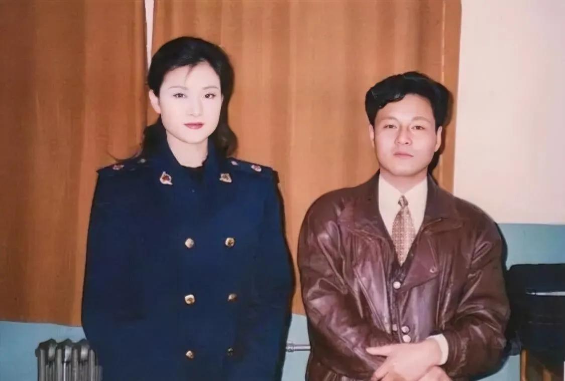 90年代初，宋祖英和友人，一张罕见的合影，照片中的她皮肤白皙紧致，尽显她的青春活
