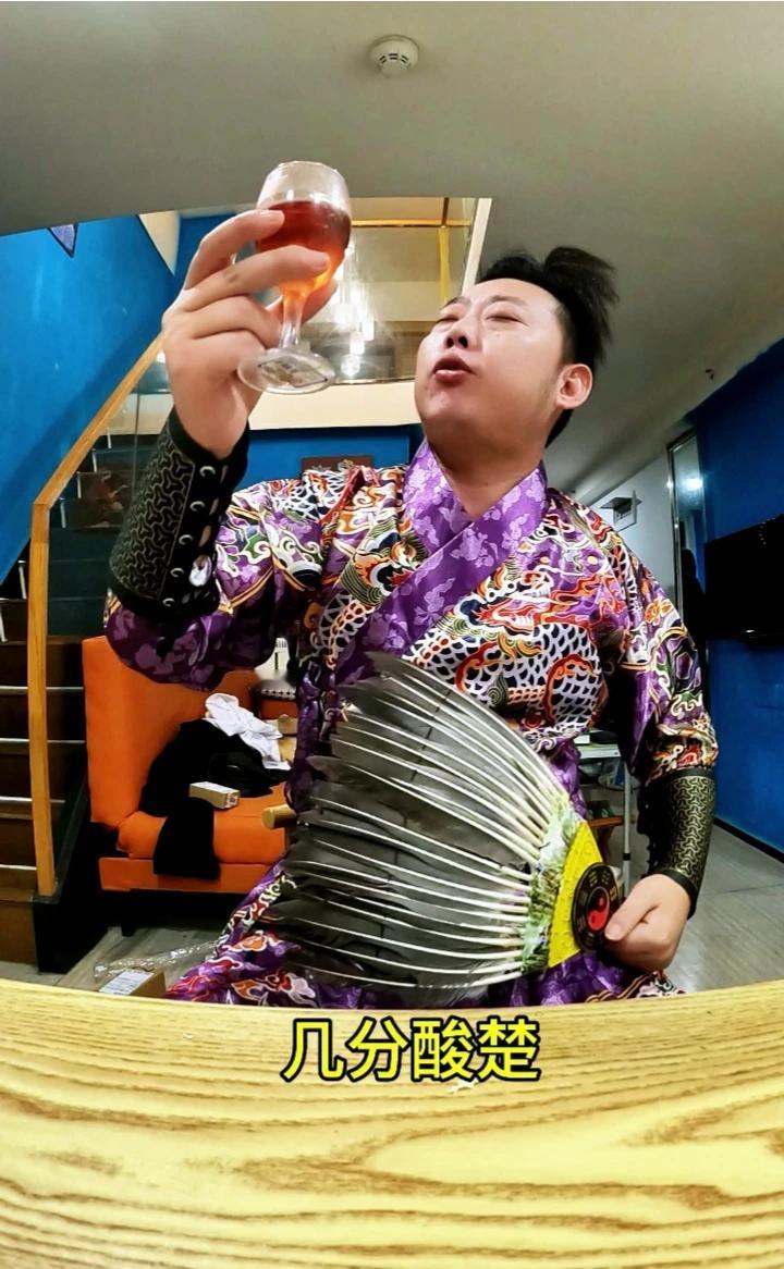 半生风雨半生寒，一杯浊酒敬流年。回首来时半生路，几分酸楚几分甜。