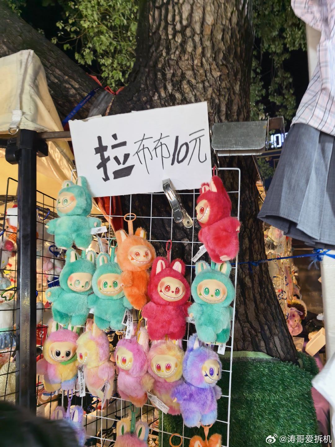 第二次逛义乌夜市。义乌真的是一个很神奇的地方。这里几乎没有传统商业门槛。只要你有