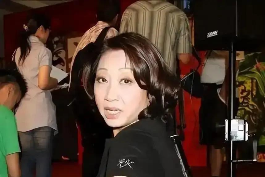 1960年，七岁的小女孩被送去戏班子吃苦，十七岁就开始在香港电影圈当女替身，真刀