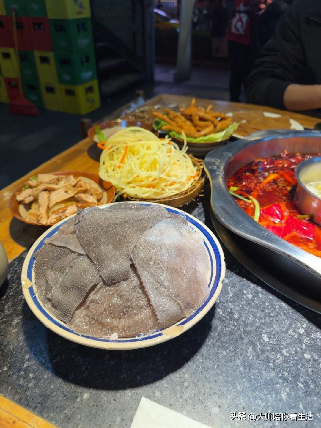 重庆本地人排队都要吃的社区老火锅🔥 真的香晕了！
锅底 ✨
手工炒料的牛油锅底