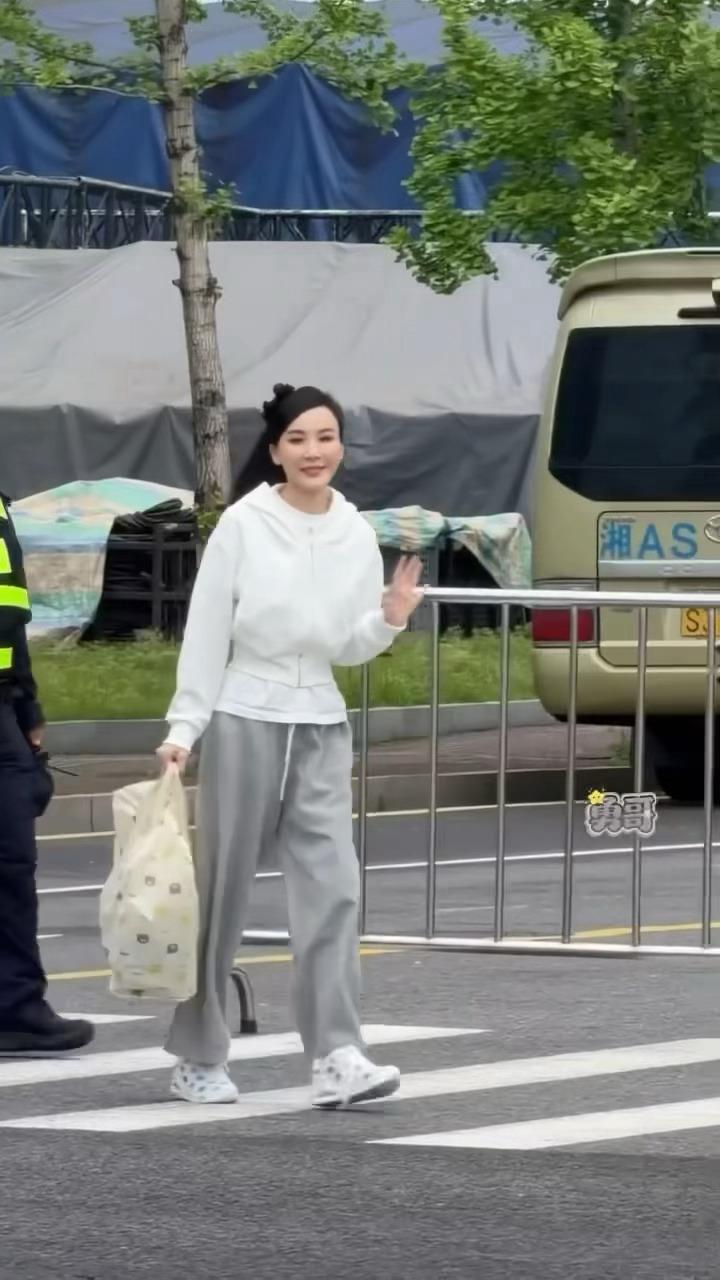 姐姐你就宠吧！还忘了一个在上班的我萧蔷送粉丝盲盒萧蔷饭撒连外卖小哥也不放过