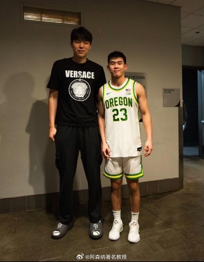 杨瀚森晒与林葳合影 杨瀚森在个人微博上晒出了和林葳的合影，并在旁边写道：“Up。