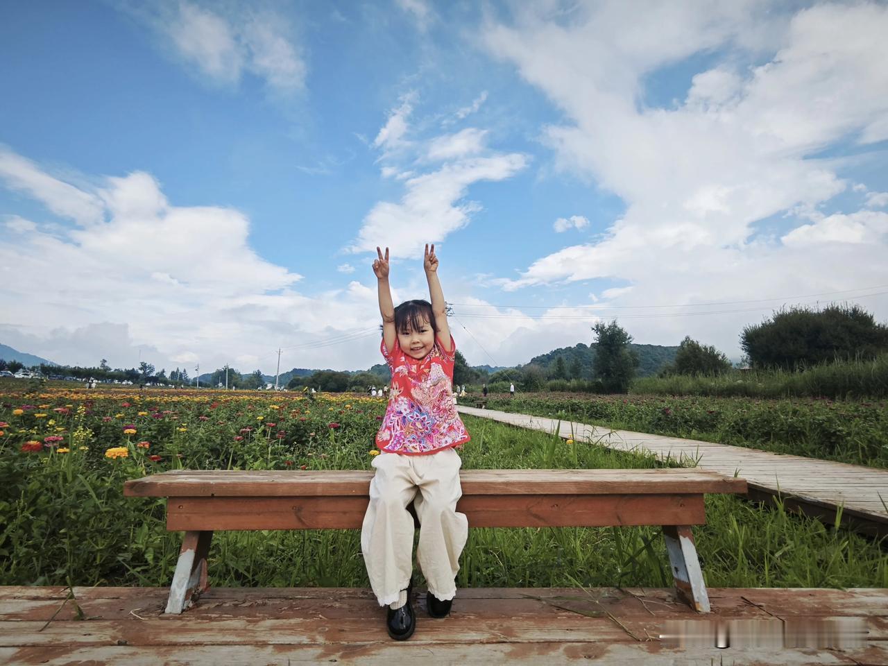 夏日生活打卡季带宝来避暑，小家伙开心极了，年龄虽小，她可知道什么是舒服惬意，让她