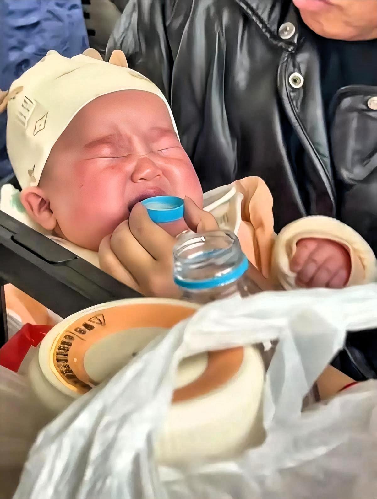 K234火车上这一幕，看得我心里又暖又破防。宝妈出门太急忘带奶瓶，宝宝饿得哇哇大