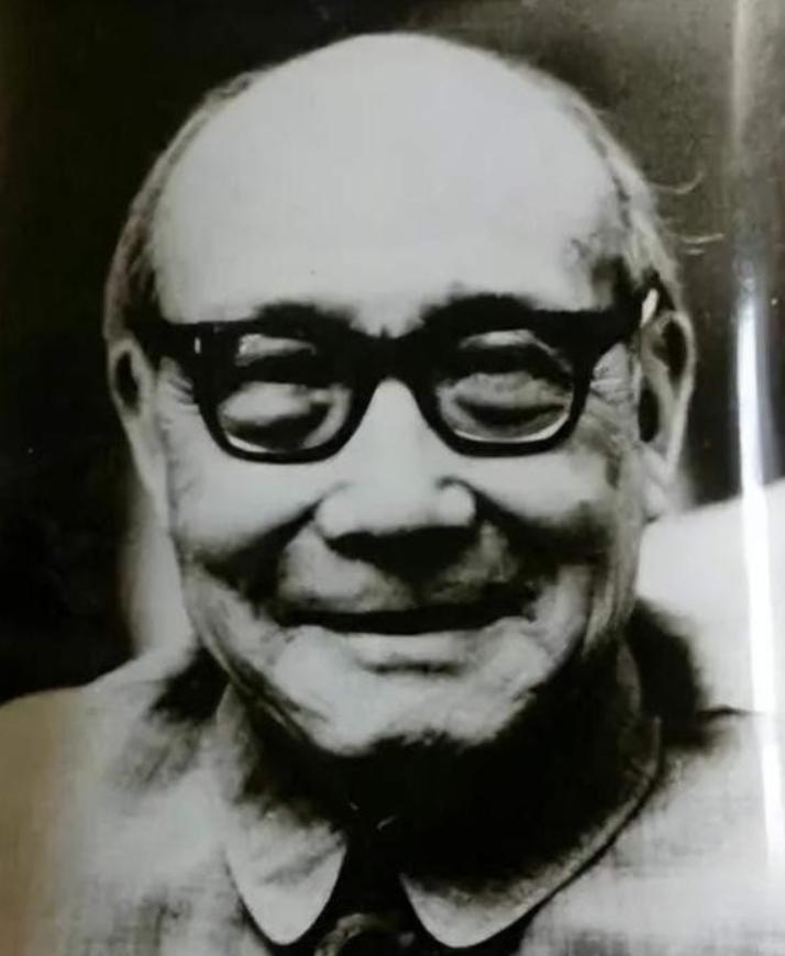 1974年，秦城监狱一个囚犯正在劳动，看守突然找到他，说：“别干活了，准备下，毛