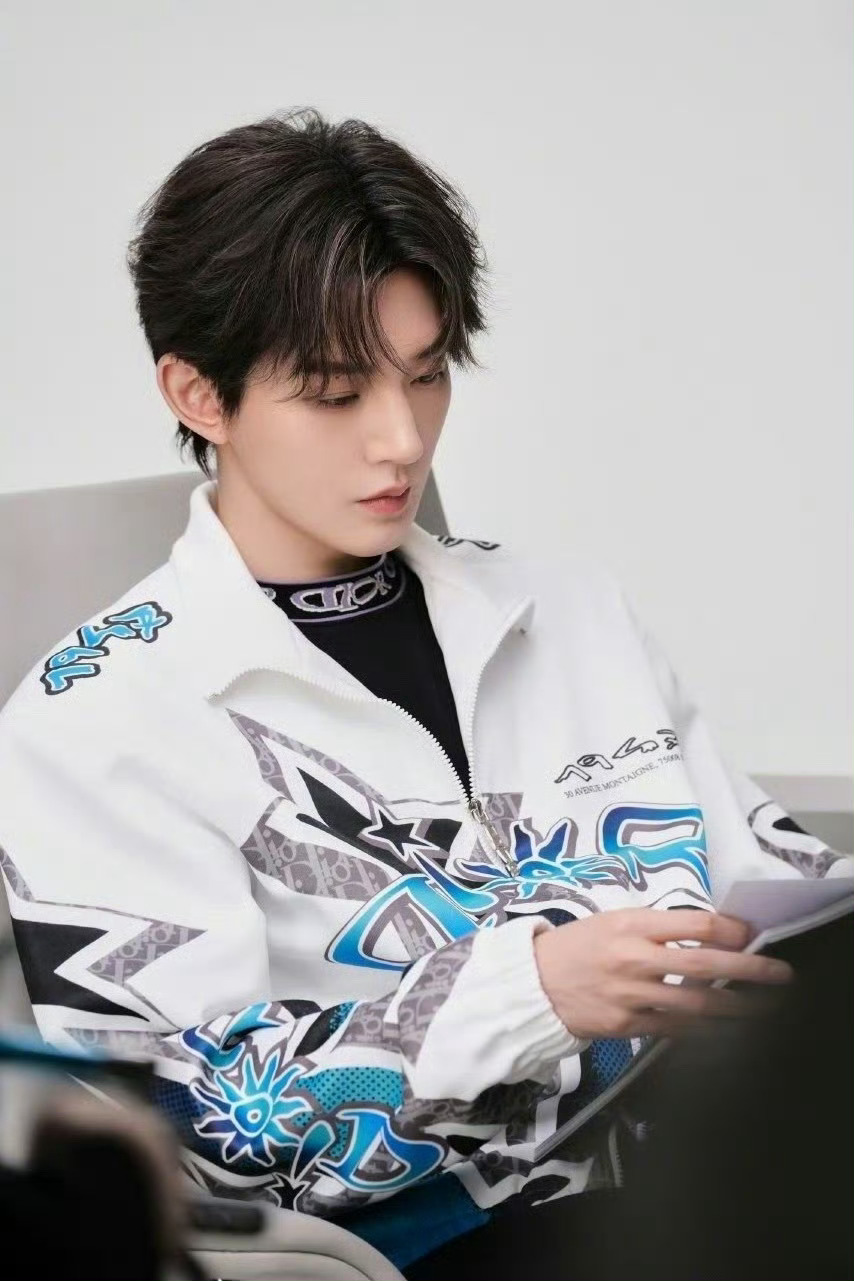 邓为首登央视跨年邓为今年将加盟央视跨年晚会，前两天看到他参与录制的路透，这是他第