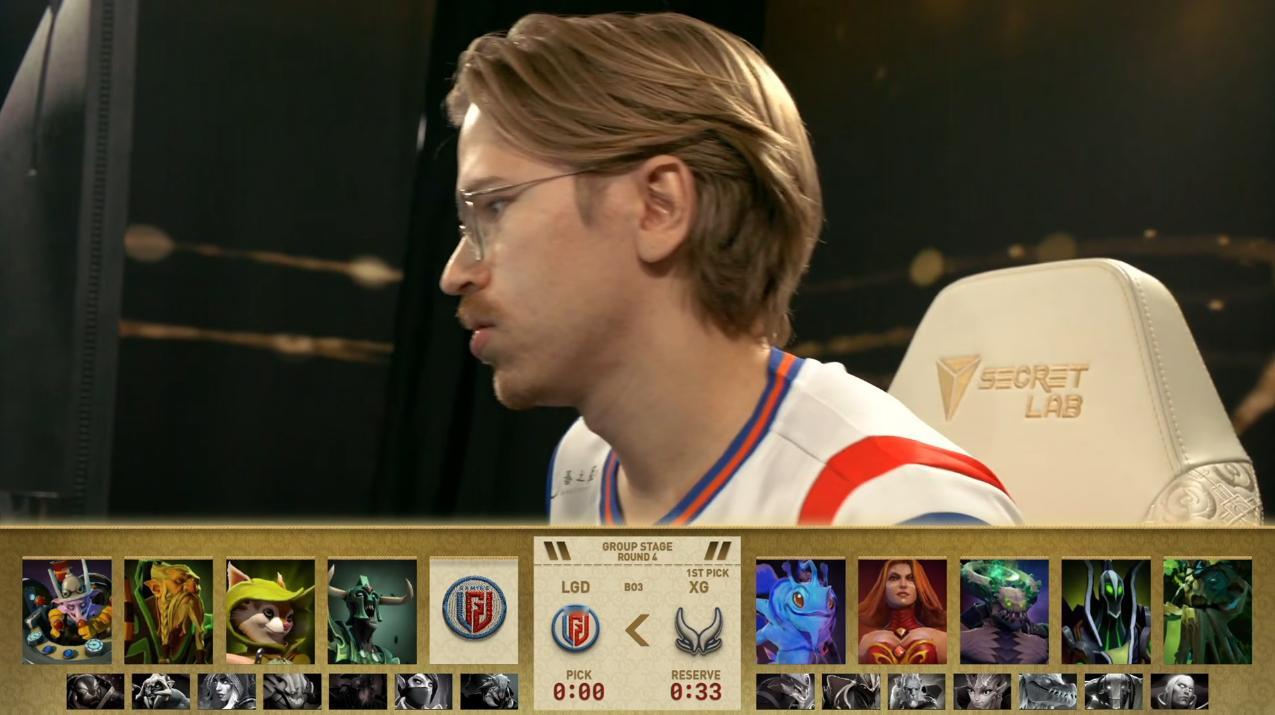 多年之后。Topson穿着LGD的队服，对面是Ame、fy。有没有从TI8开始就