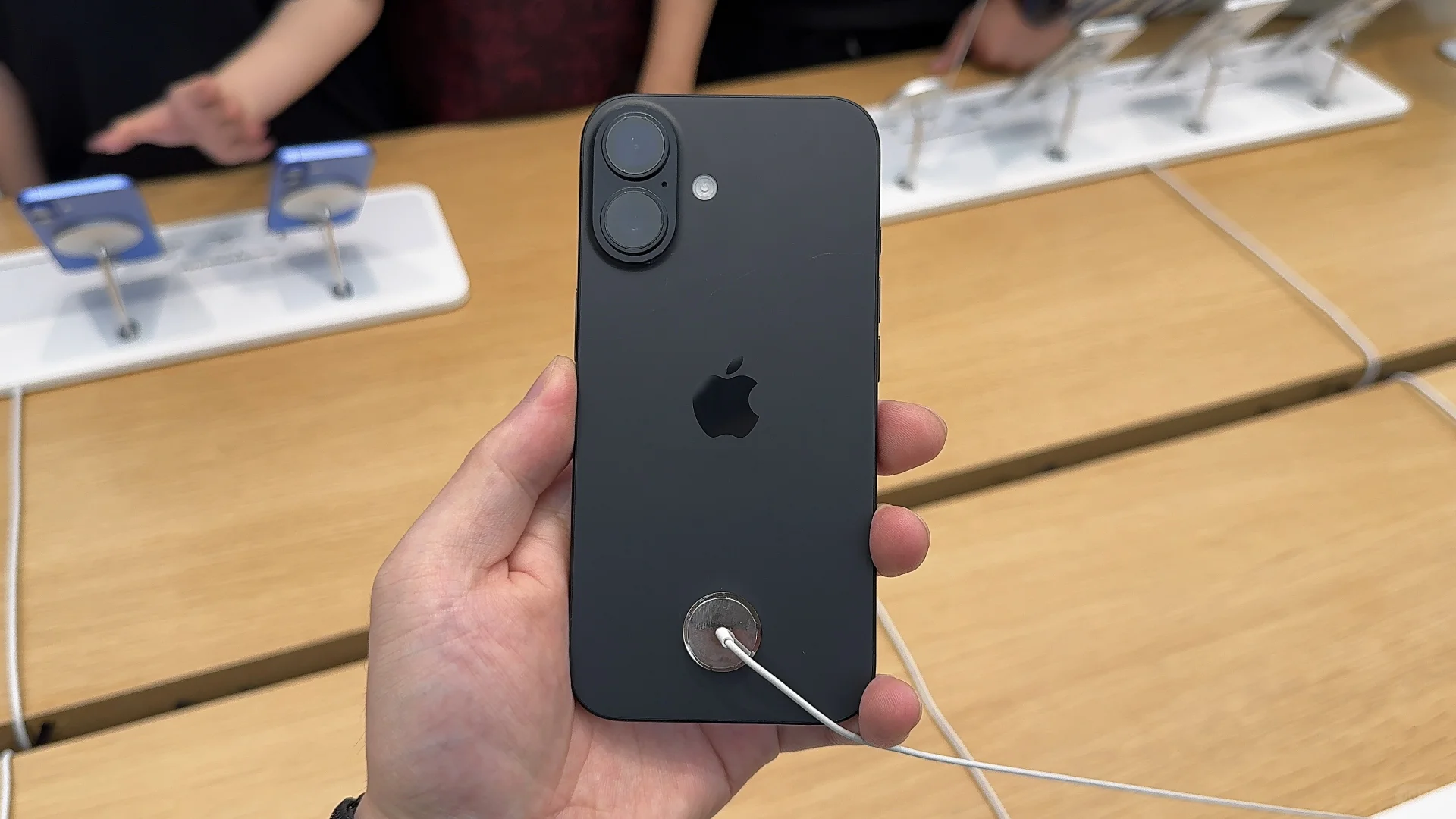 iPhone16颜色比想象中好看么～沙漠金也不错