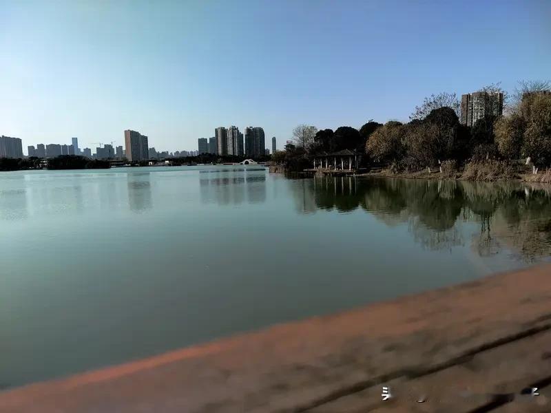 对联讲究对仗工整、意境相符。“月色撩人湖棹慢”描绘了月色迷人，湖上船桨划动缓慢的