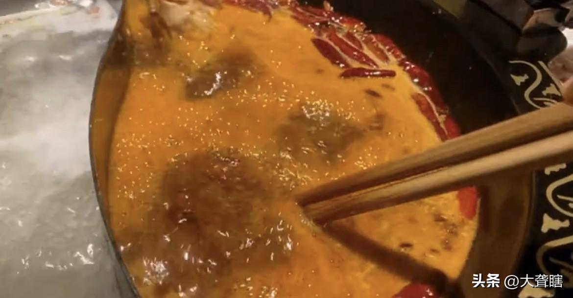 去重庆吃一顿正宗的火锅，然后到成都感受休闲市井生活。