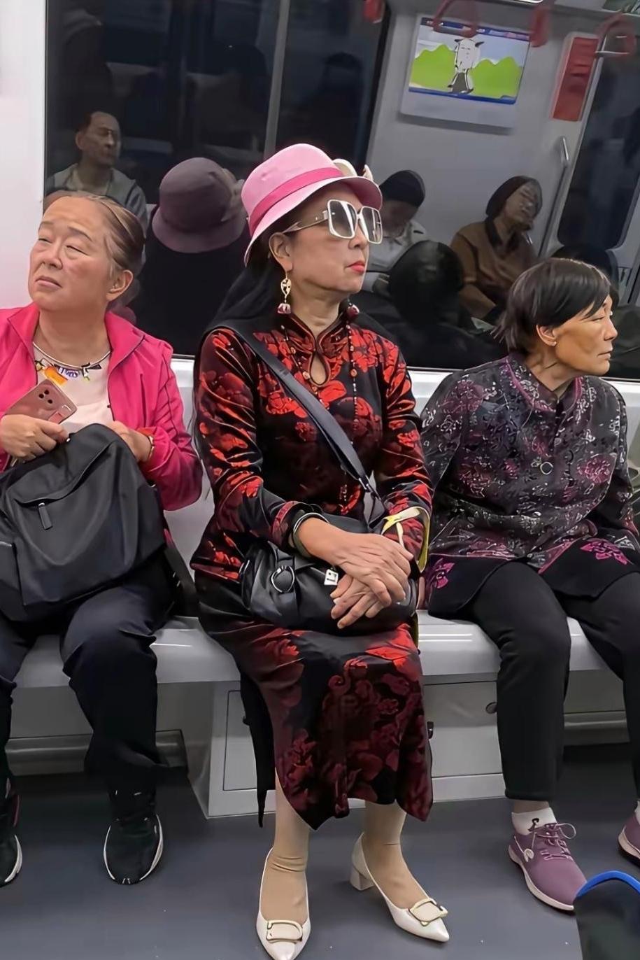 地铁里一幕引人深思
 
三位阿姨并排坐着，风格完全不一样。

中间这位阿姨旗袍、