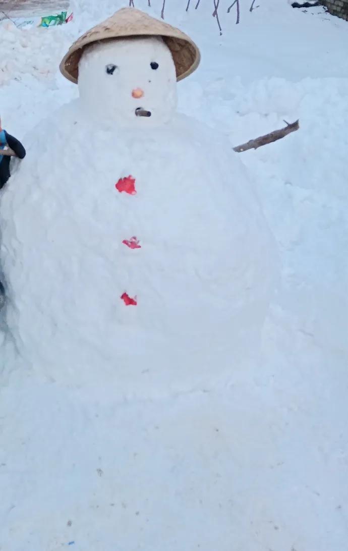 堆雪人真好玩。
  在我们那边没有下雪。然后我们来到了陕北。这里雪好大！我就准备