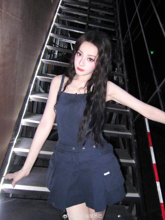 迪丽热巴游戏报菜名，直接把新疆美食节搬来了！烤羊肉串、手抓饭轮番安利，推广大使太