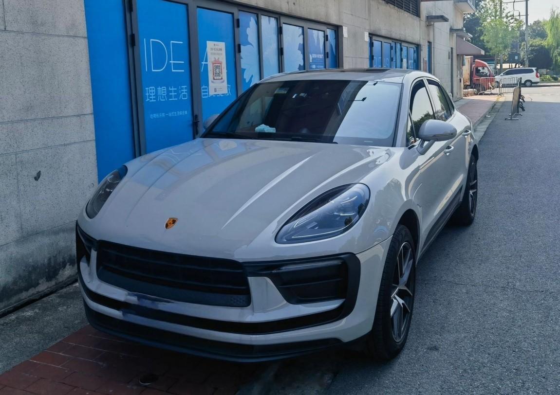 保时捷 Macan 哑灰/黑红 准新车[酷]去年9月上牌，8600公里，原版原漆