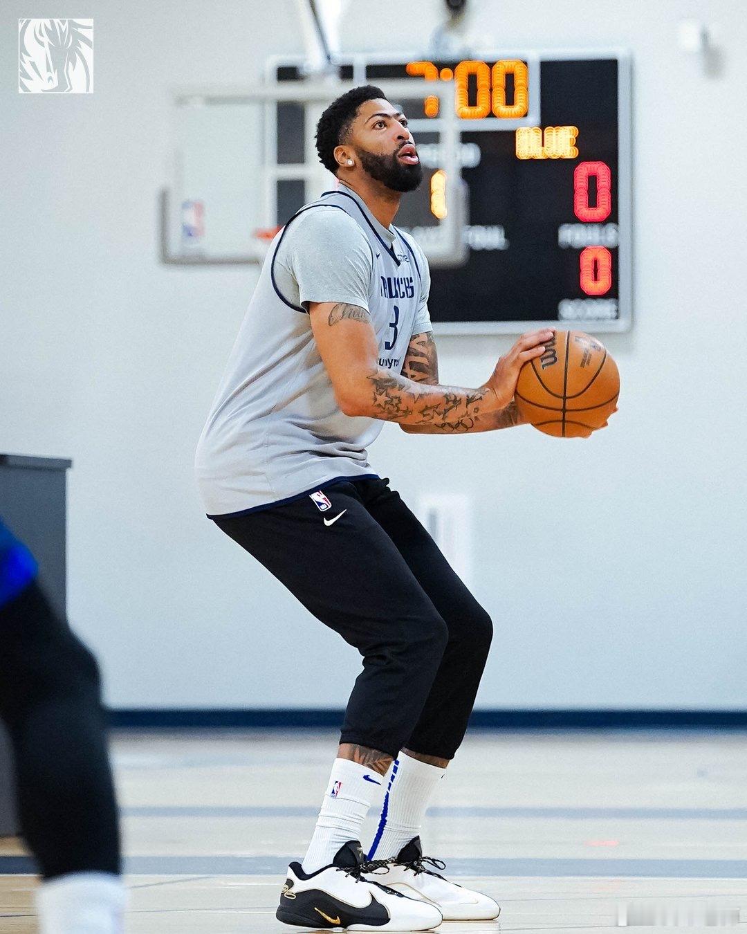 MFFL 我牛球员们在达拉斯训练。独行侠vs湖人浓眉有望对阵湖人复出独行侠将听取