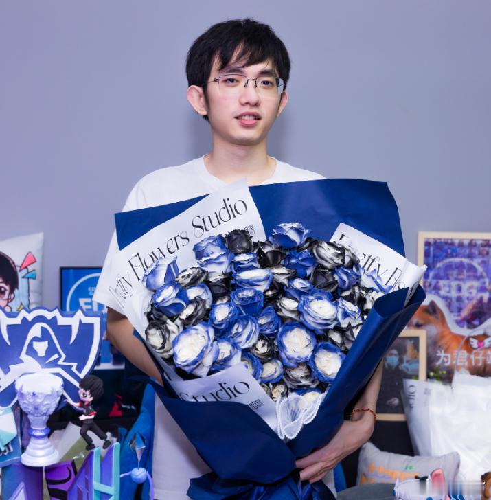 陈泽斌几乎已经快一个月没排位了，他真想打，早就排位打起来了，他说是在上海。也没说