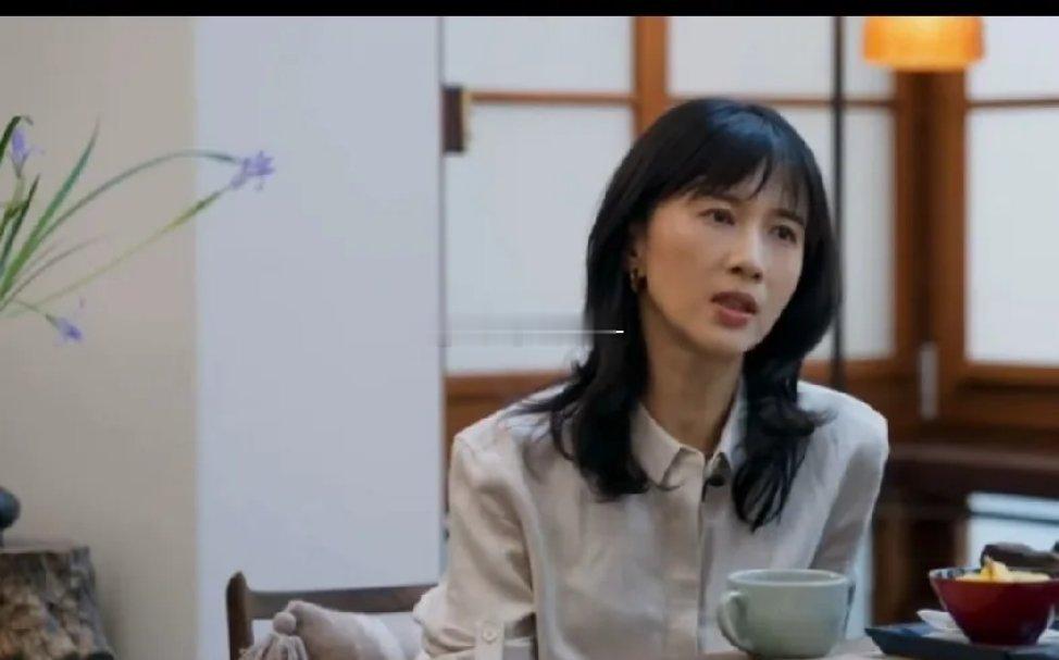 窦文涛问papi酱说：“你管父亲后来的妻子叫妈妈吗？”Papi酱说：“当然不叫了