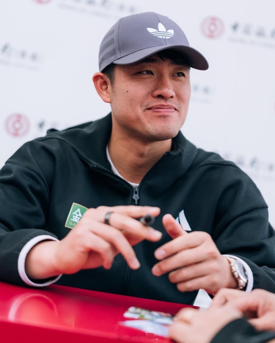 吴易昺的活动展台，现场来了很多粉丝年度体育榜样力量体育大赏