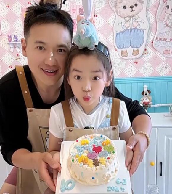 董璇再婚后与高云翔一起陪女儿，从孩子的角度三人的合照，温馨幸福。从两个再婚家庭的