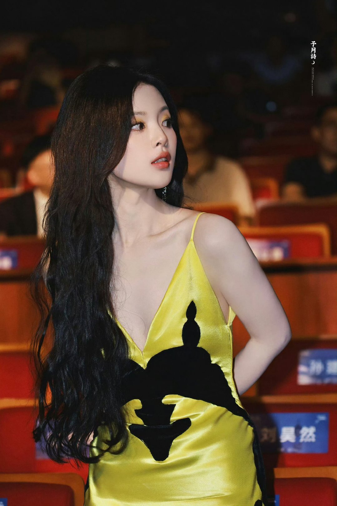 杨超越提裙走这段简约吊带设计勾勒出优美肩颈线条，缎面面料自带细腻光泽，搭配慵懒卷