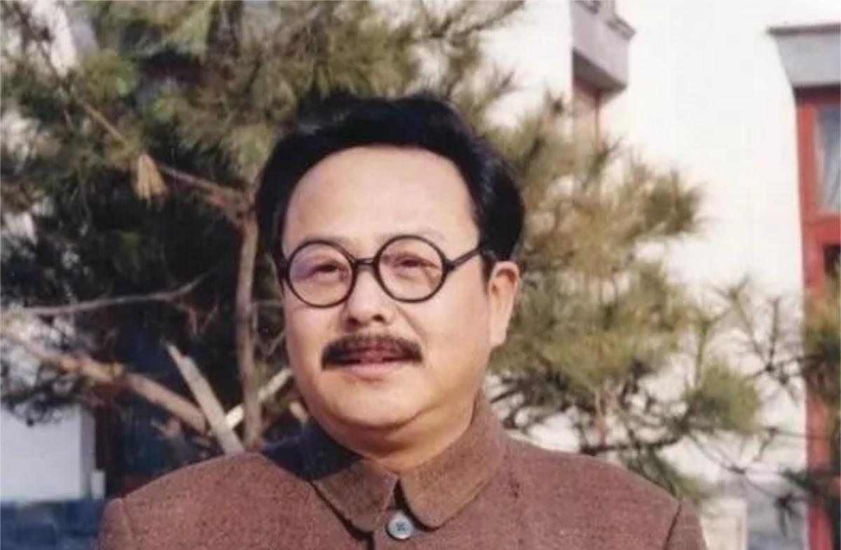 1932年7月的苏区中央局会议桌上，两份作战方案摆得笔直。

周恩来指尖敲着桌面