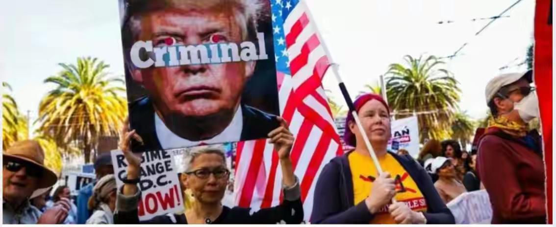 美国50州彻底乱套，百万民众上街抗议
 
现实打脸来了，
美国50州全乱套，
9