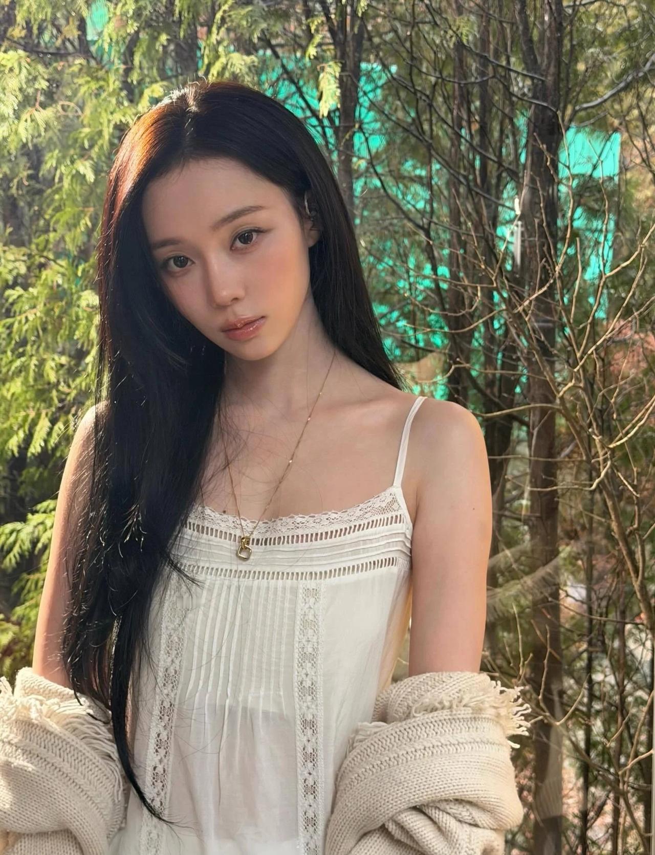 这套衣服竟然透透的
260409更新
金旼炡  金冬天  winter  金玟庭