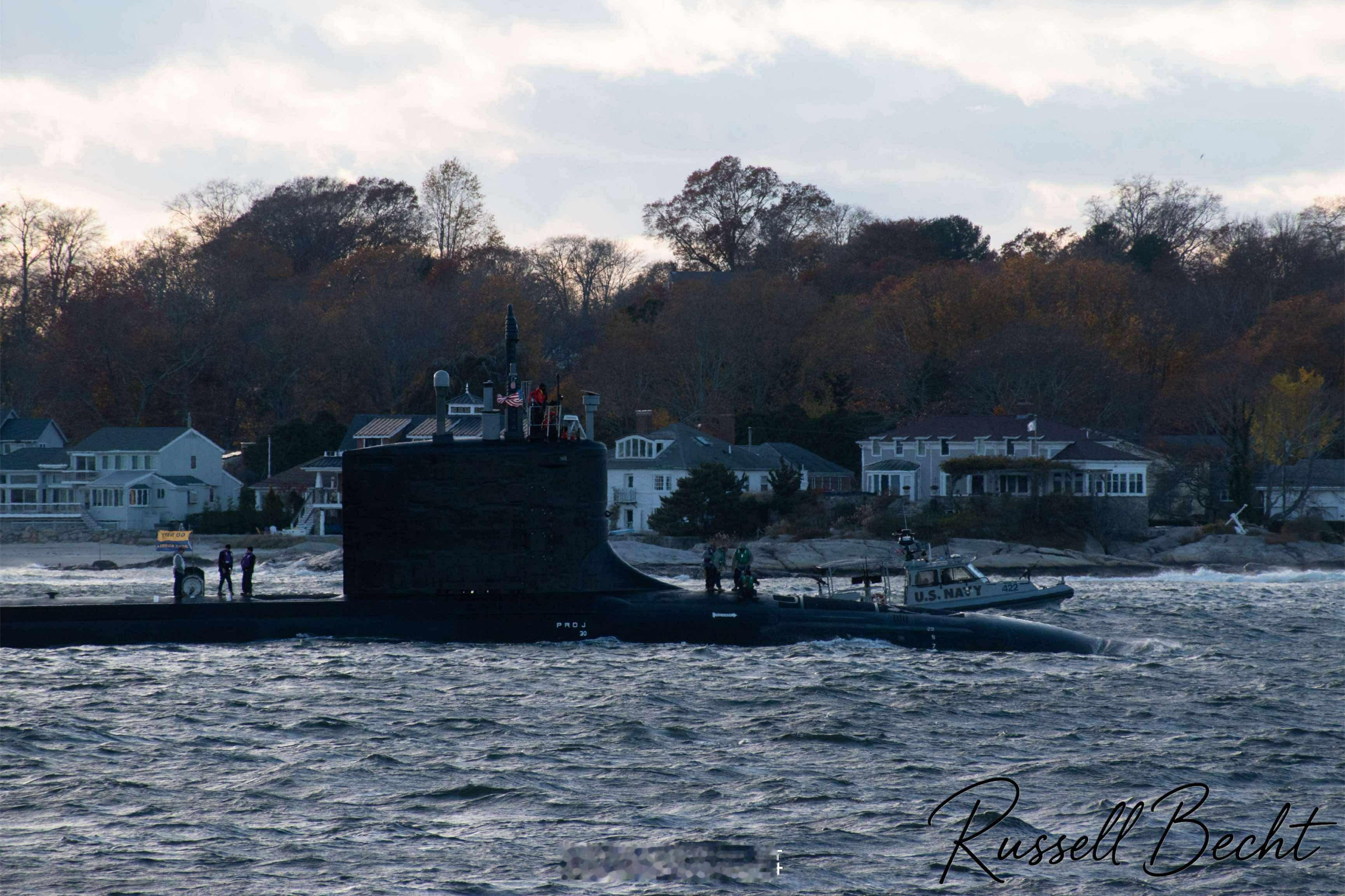 2025 年 11 月 11 日，海诚后的美国海军弗吉尼亚级核动力攻击潜艇“爱达