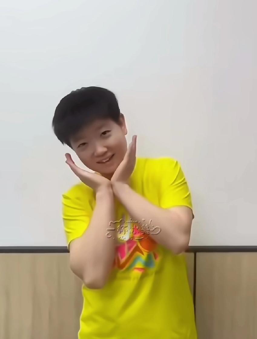 看莎莎先是比出可爱手势，接着开怀大笑，瞬间被治愈到～赛场上她是奋力拼搏的运动员，