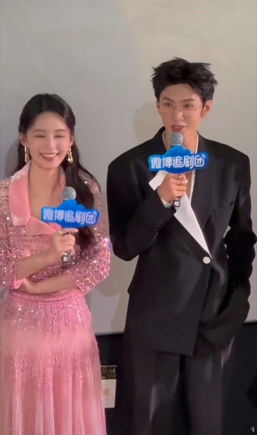 一笑随歌追剧团活动该说不说 这一身好搭啊粉色娇嫩 千金小姐[污]金丝眼镜 富家少