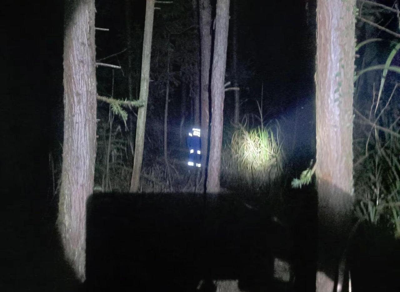 新年第一起进山寻高龄老人任何，从出队到进山寻到失联老人只花3小时，万幸老人只摔伤