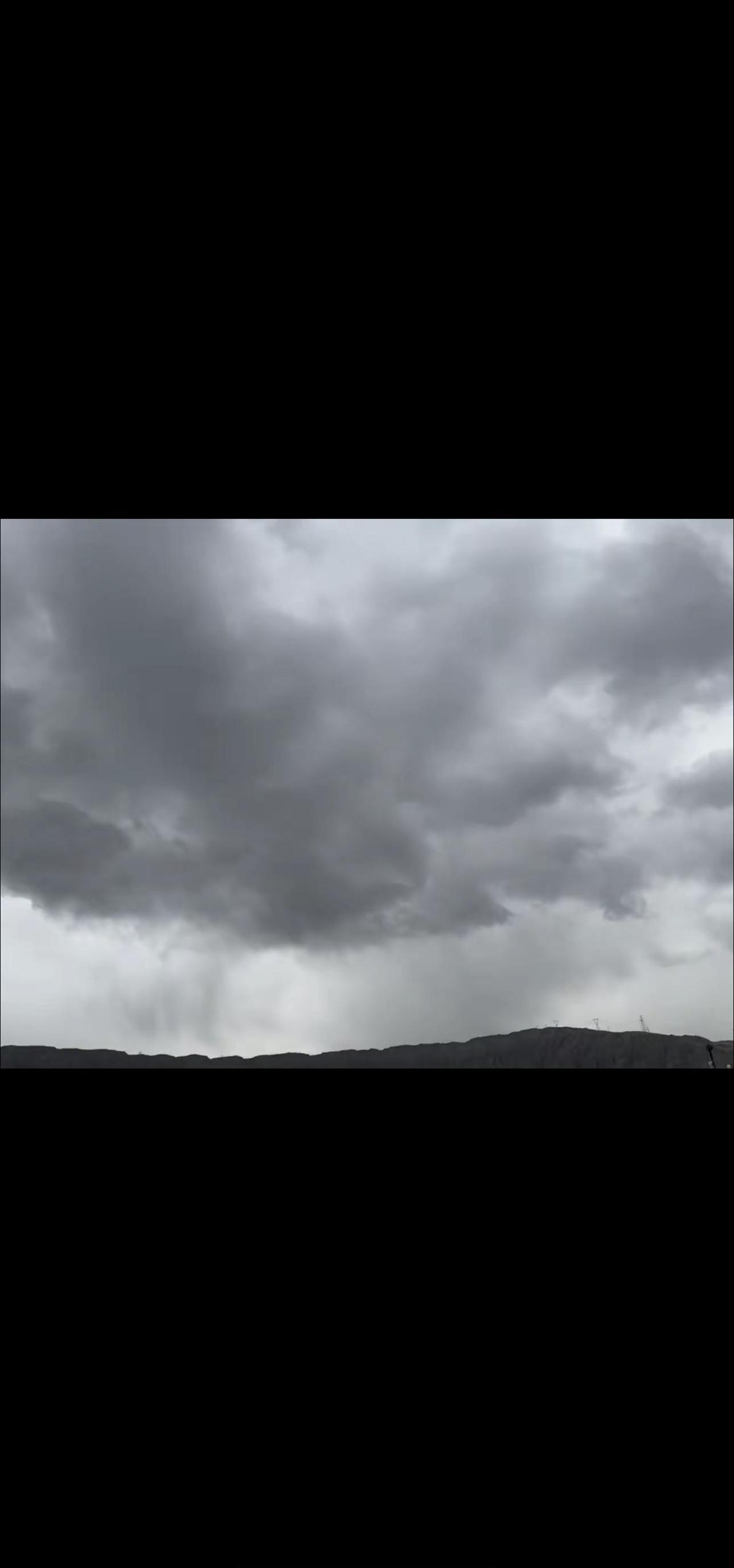 我这里又又又又又变天了。 刮风。 阴呼呼的一大片。 还下雨。今天没有拍照，这个还