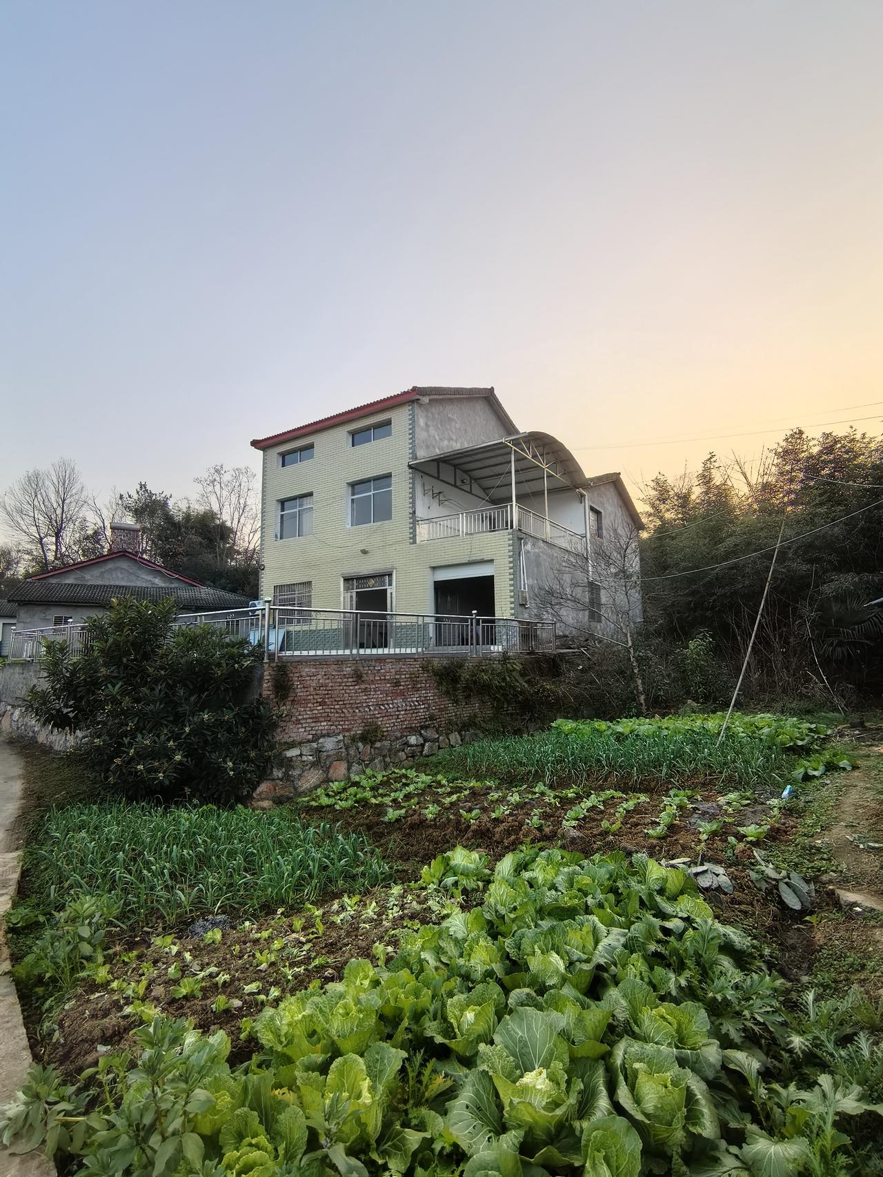 夷陵区鸦鹊岭的这个农家小院，距小鸦路3公里，靠近宜昌北站，带10亩土地，3亩鱼塘