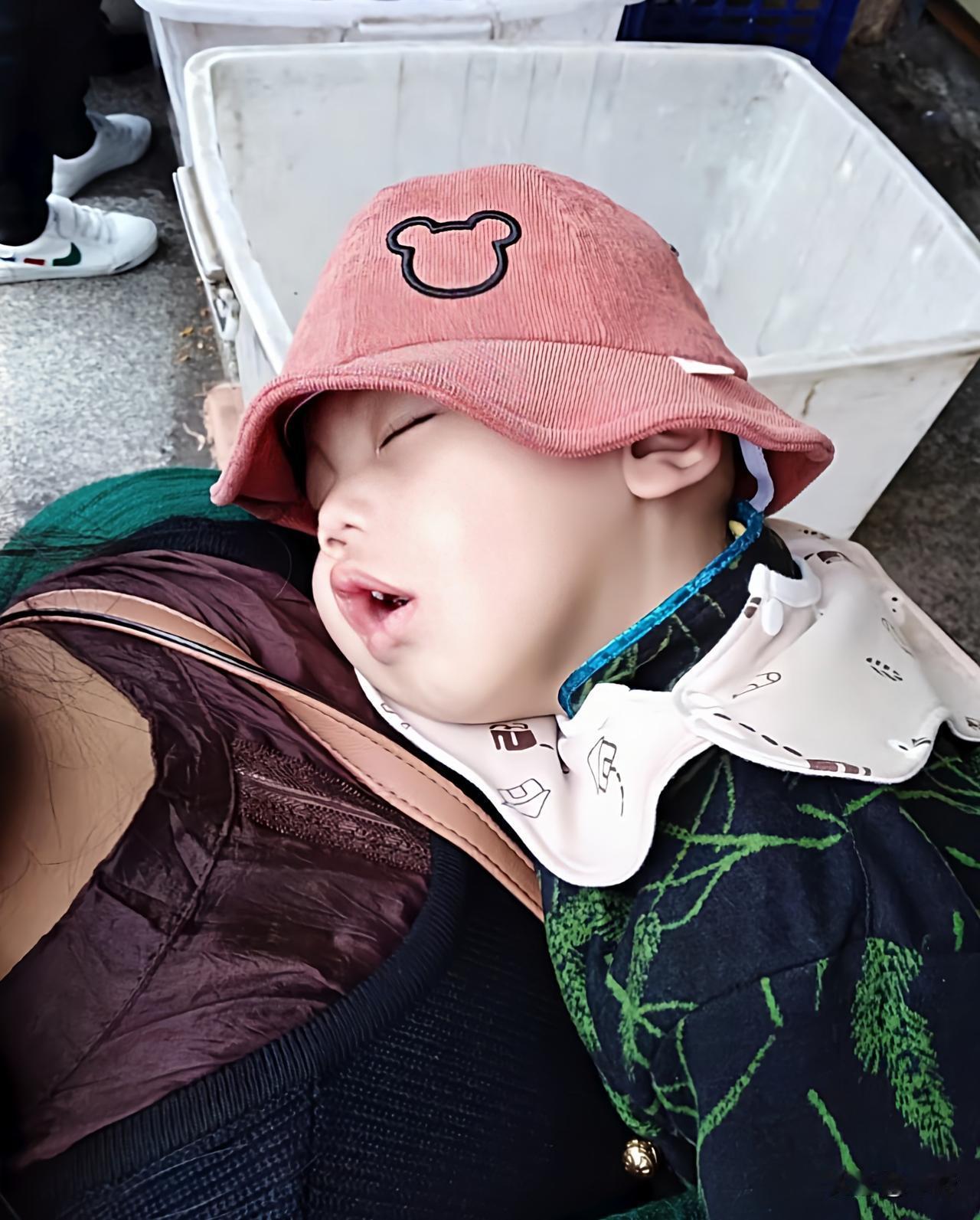 看看你镜头下的萌娃睡在妈妈背上的萌娃