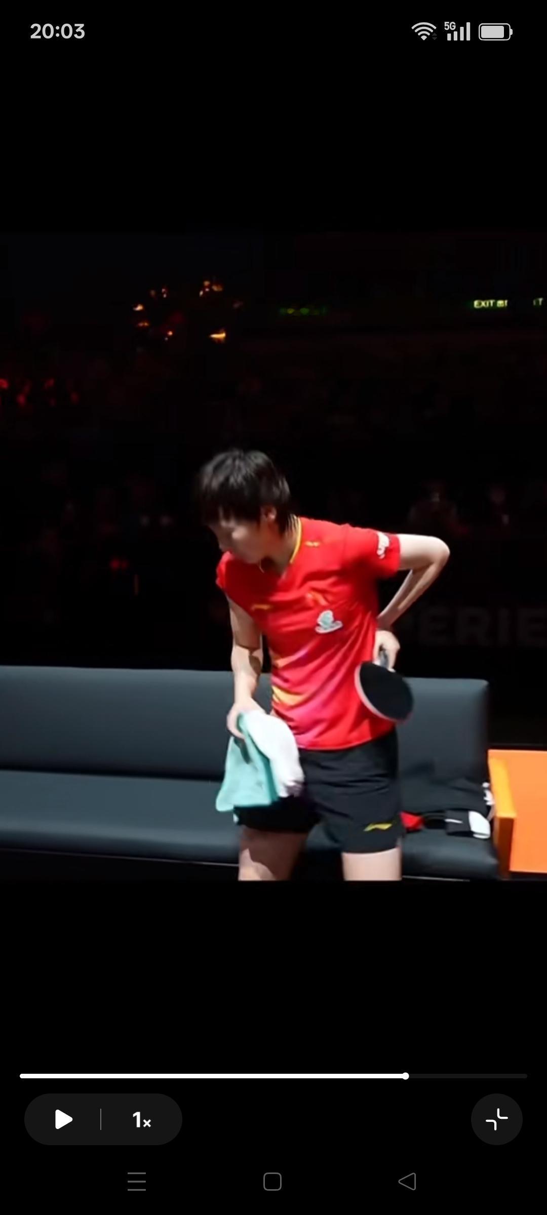 当王曼昱用手扶腰的时候，我泪目了！这姑娘当时得忍着多大的疼痛打完与张本美和的这场