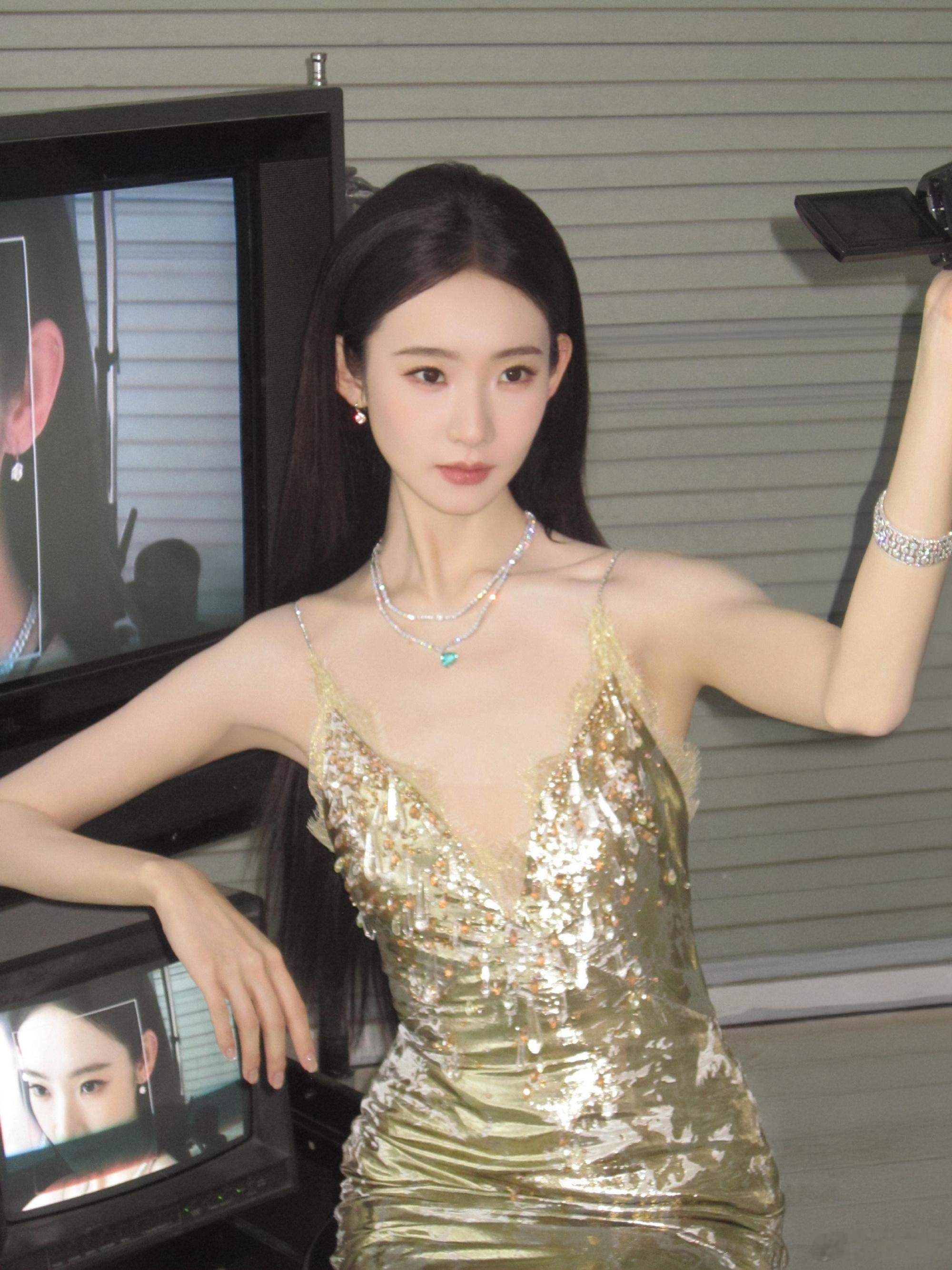 救命！张艺凡这组北影节造型直接美到我心巴上了😭鎏金鱼尾裙也太适合她了吧！清冷的