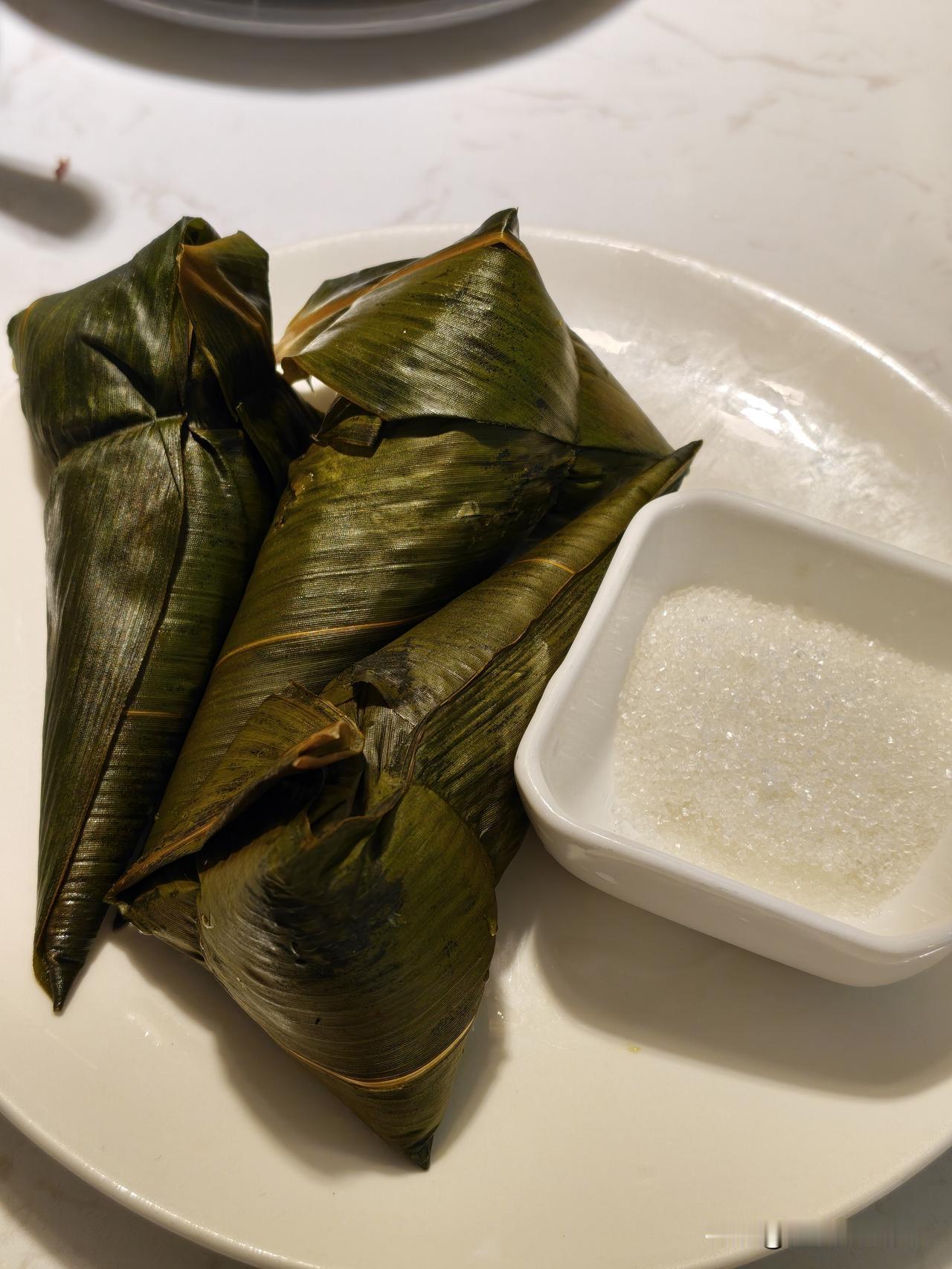 本来今天不准备吃粽子的，没想到出去吃饭，店里送了三个粽子，纯碱水粽什么都没放的那