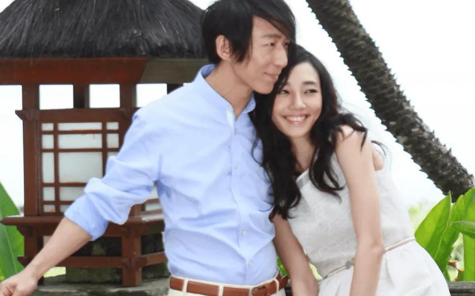 白百合又离婚了？
白百合成了两个同父异母的孩子的单亲妈妈。
她和陈羽凡育有一个儿