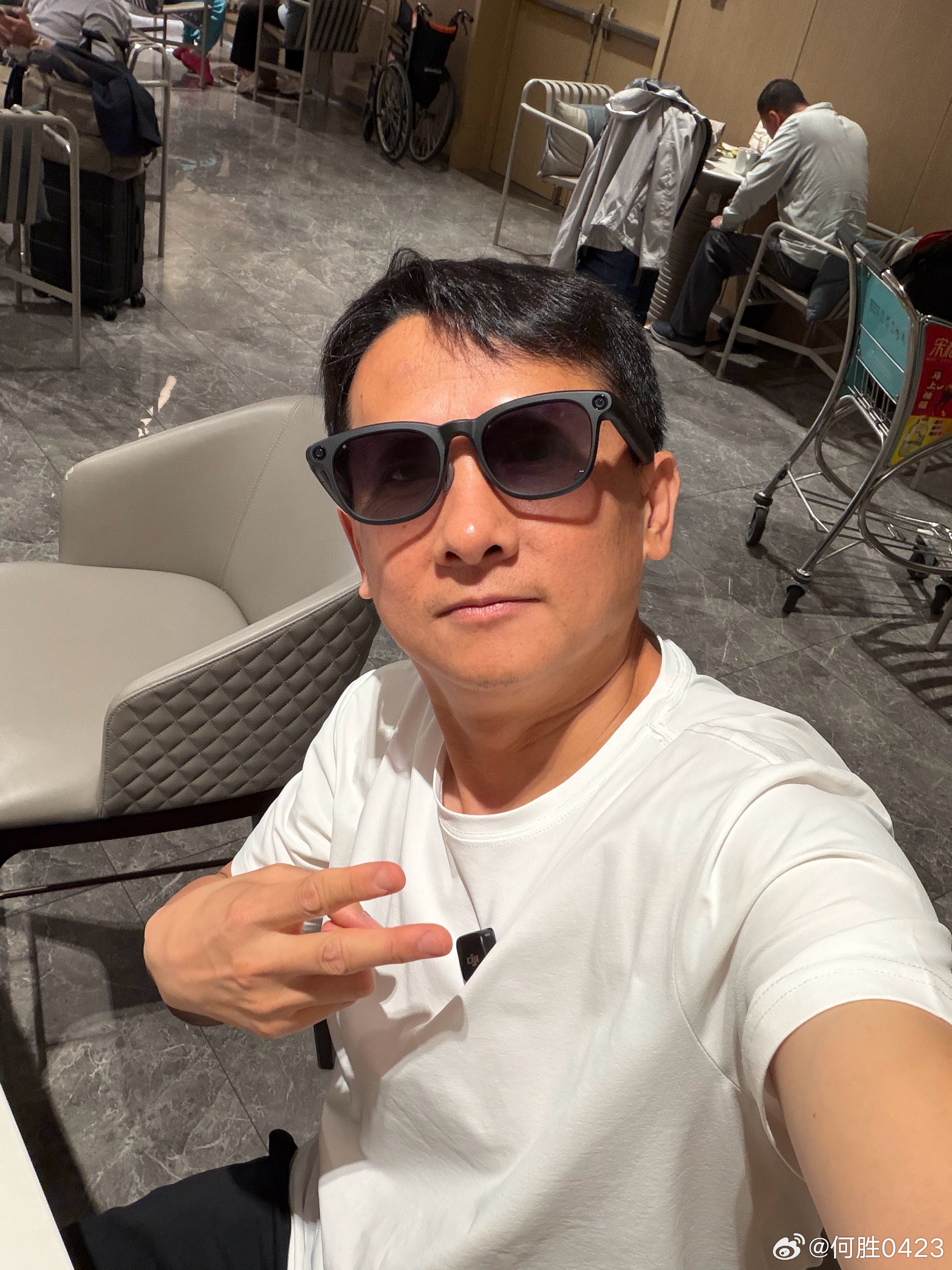 限定版四眼小哥哥回归，大家帮我看看哪个镜片好看点 杭州·杭州萧山国际机场