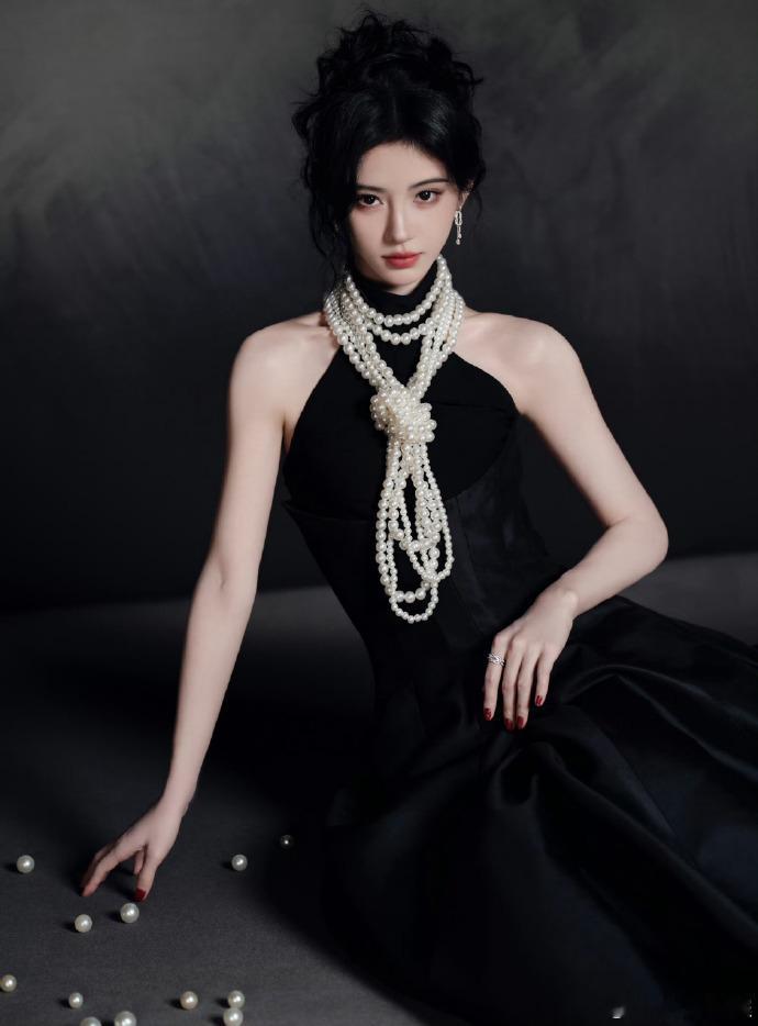 鞠婧祎珍珠项链叠戴鞠婧祎戴了好长的珍珠项链珍珠叠戴让黑裙层次分明，清冷眉眼撞上红