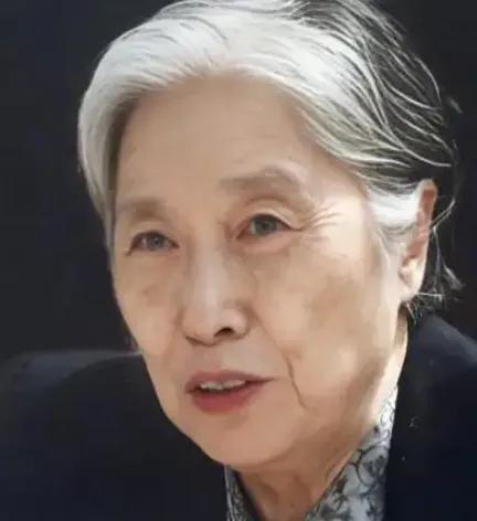 1979年，王光美迈出监狱大门，迎接自由的那一刻，她万万没想到，第一个来探望的人