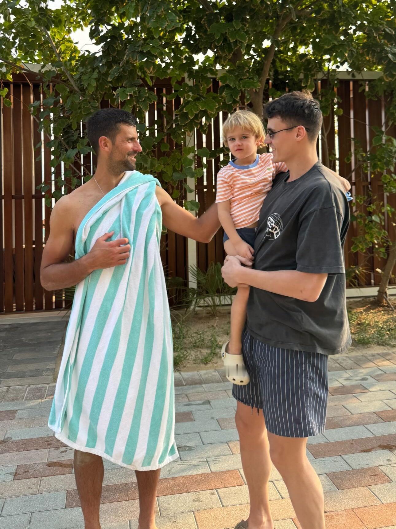 德约科维奇 你闹澳网新战袍？果照系列之后，又推出了毛巾系列鳄鱼是真的摆烂了，不给