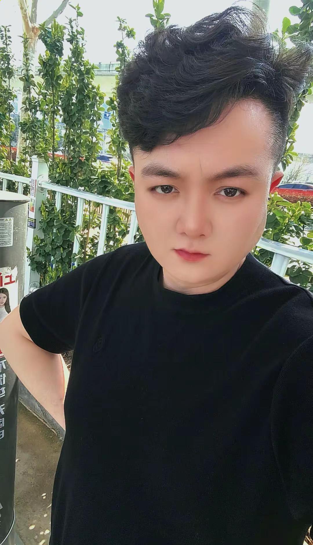 看看今天河南有多热 昨天穿棉袄，今天穿短袖