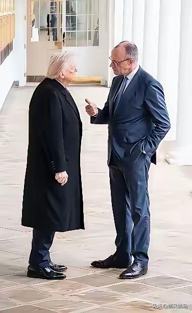 大家都来猜一下莫茨对特朗普说了什么？这是我猜的，娱乐一下就好！

默茨认真的对特