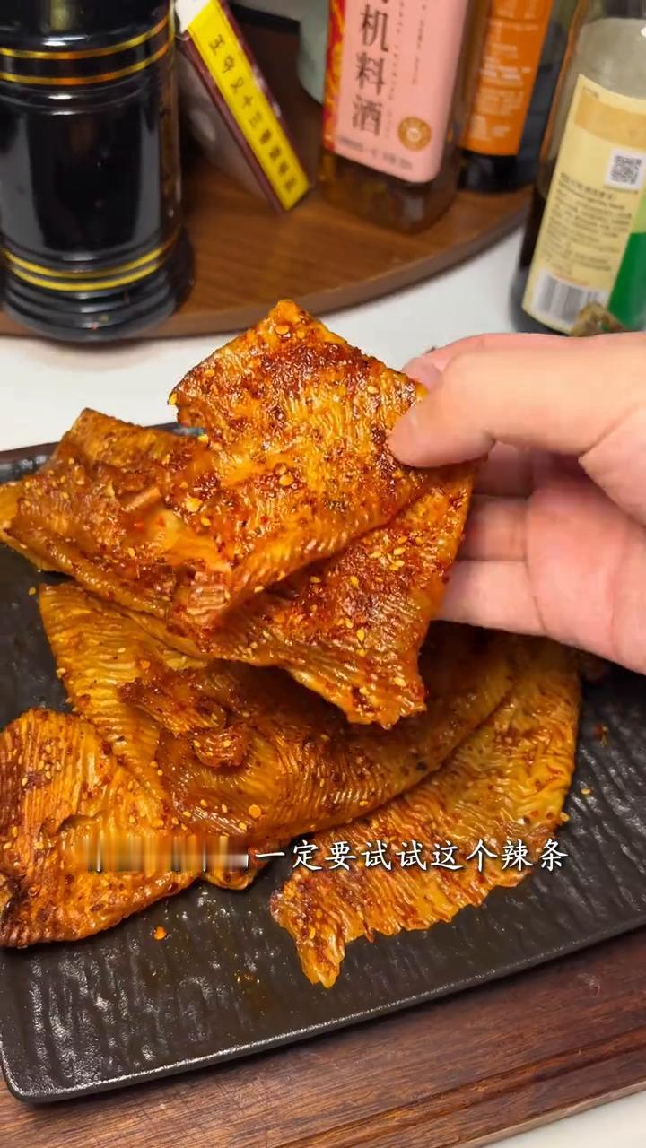 有空气炸锅一定要试试这个辣条，自己在家做干净又卫生。
·豆皮泡软，捏干水分。
·