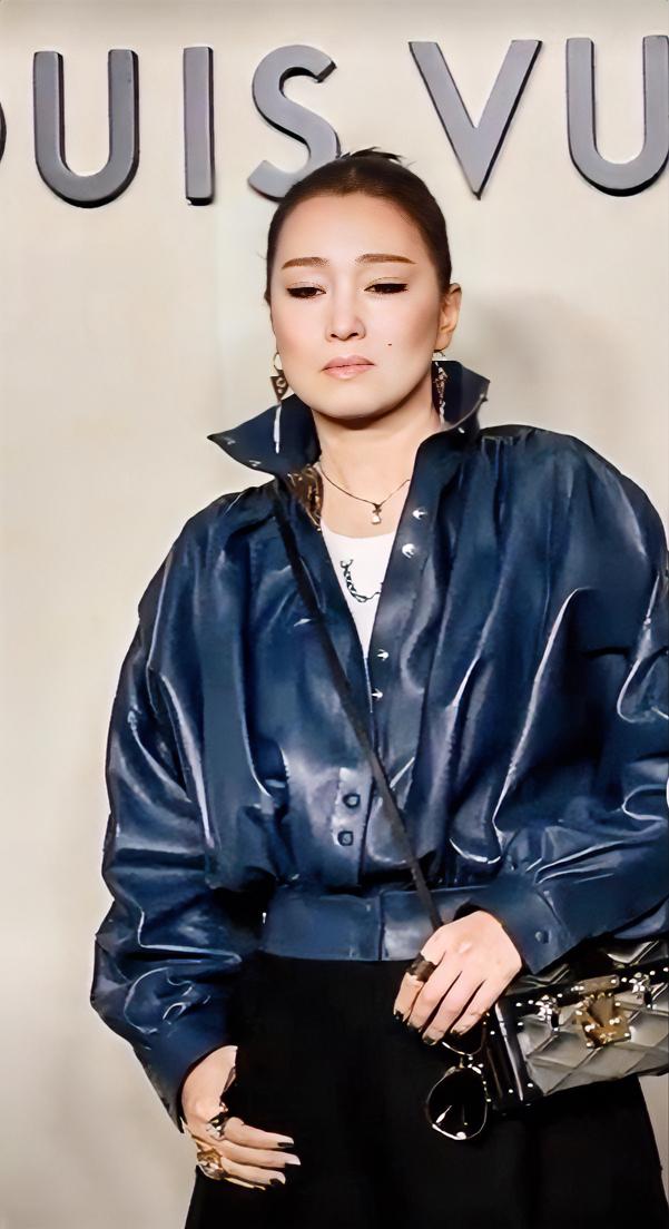 1月13日，60岁的巩俐压轴出席北京LV活动，延续多年合作情谊。据悉，早年她曾一