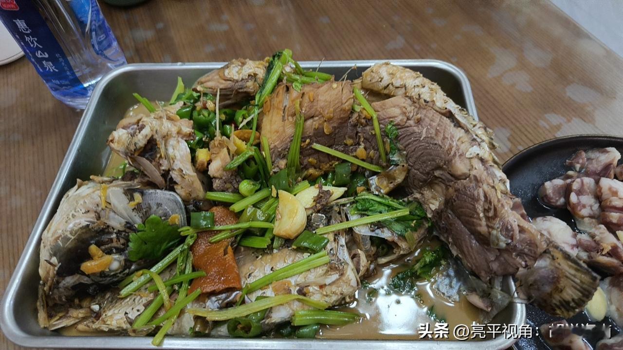 一条两斤多重的南渡江鱼🐟，经小个子的习老师炒制后，香气四溢，光是看着就让人垂涎