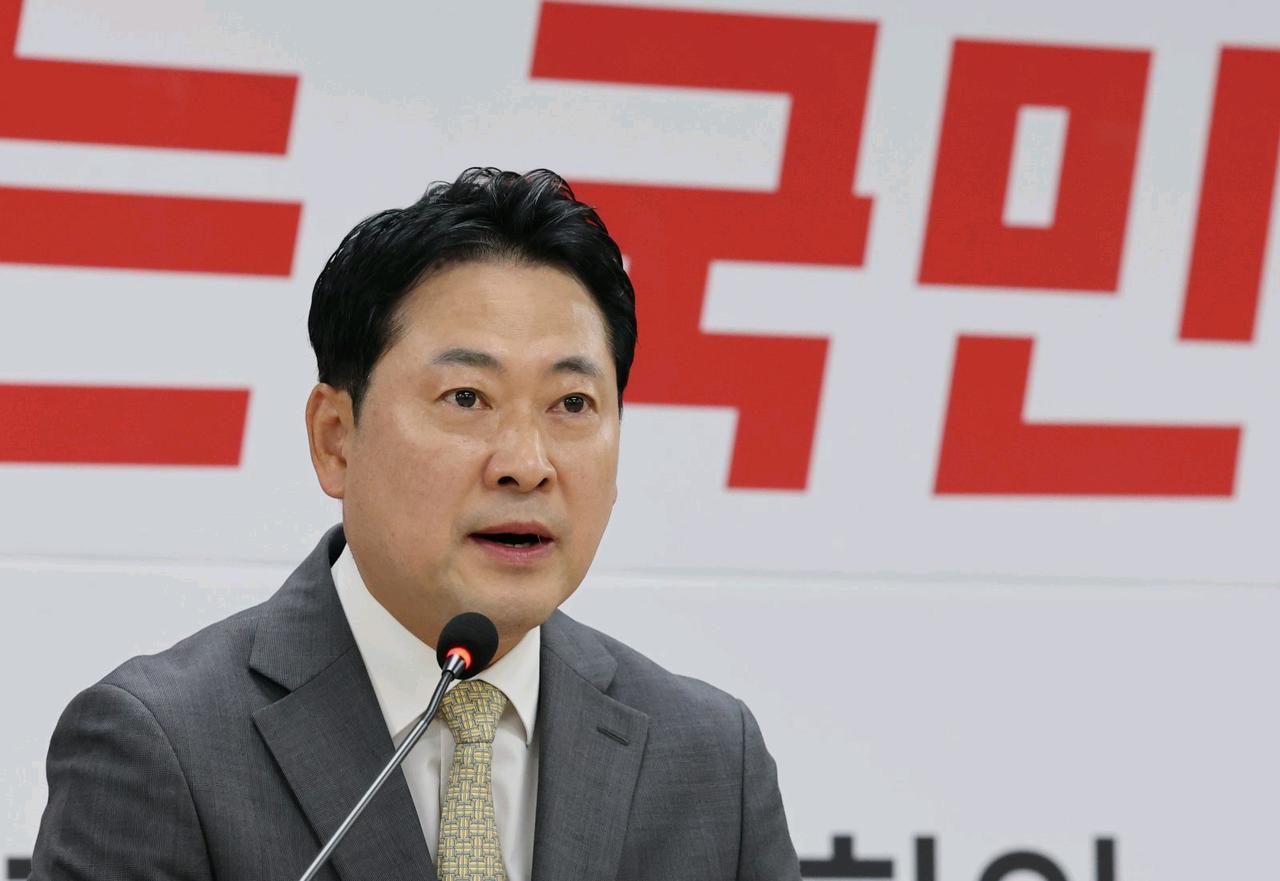 韩国媒体消息，26日国民力量党在首尔光化门场外斗争活动中党代表张东赫驳斥对“场外
